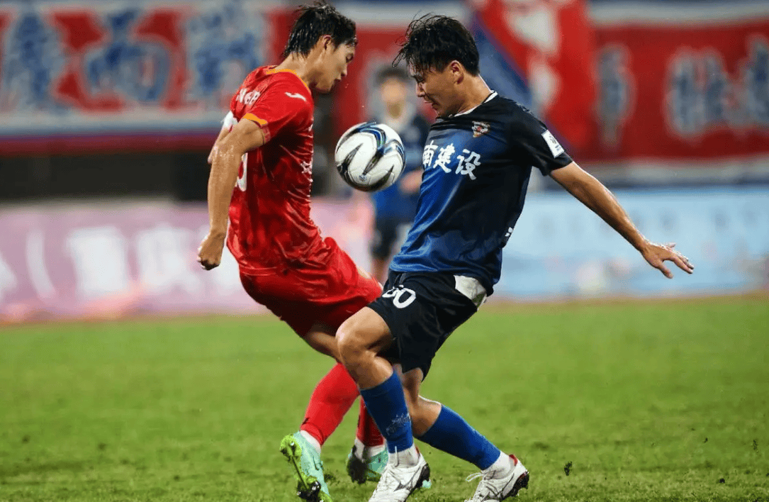 米兰体育平台-转折点尤文图斯远射贴柱;意甲窗口期攻防权衡;球迷炸锅;轮换策略成焦点(尤文图斯最新爆冷消息)