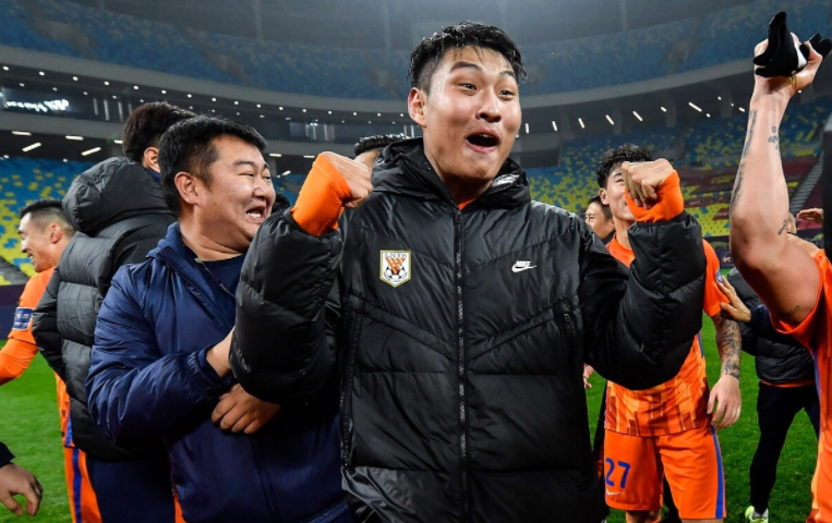 米兰体育平台-转折点尤文图斯远射贴柱;意甲窗口期攻防权衡;球迷炸锅;轮换策略成焦点(尤文图斯最新爆冷消息)